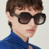GIGI Studios - Chiara 6655 zwarte zonnebril • Frames and Faces